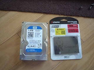 既存ハードディスクと新品のSSDの写真