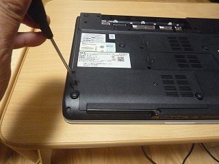 SSDが収めている個所のカバーのネジを外している写真
