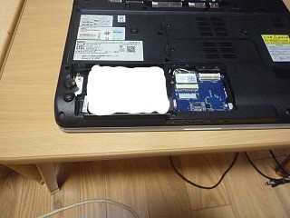SSDを収めている個所のカバーを外した写真
