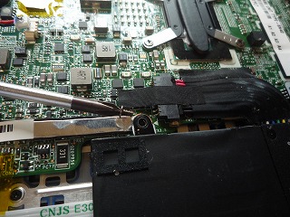 マザーボードに接続しているバッテリーのコネクターを外している写真