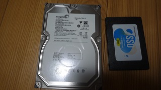 既存のハードディスクと新しく取り付けるSSD240GBの写真