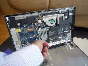 ハードディスクマウンターを固定しているネジを外している写真