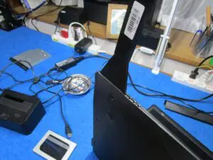 隙間に薄いへラを差し込んでカバーのラッチを外している