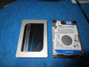 クローン済みの新品のSSDと既存のハードディスク