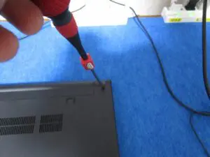 SSD換装するパソコンの裏側見えるネジを外している写真