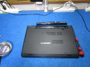 SSD換装するパソコンを裏返してバッテリーを外した写真