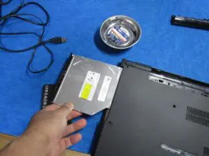 光学ドライブを外した写真