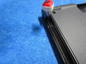 光学ドライブを外したら、隠しネジが現れたので、外している写真