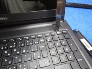 パソコンを表にしてキーボードを外している写真