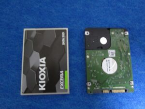 左が新品のSSD　右にあるのが既存のハードディスク