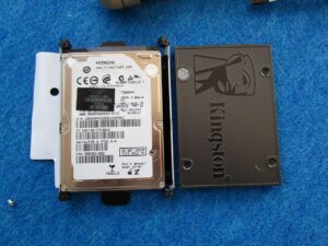 既存のハードディクと新品のSSDの写真