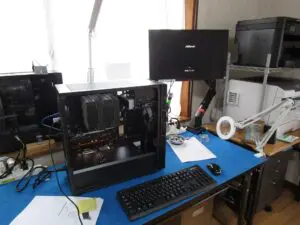 自作パソコン組み立て後の検査を実施中