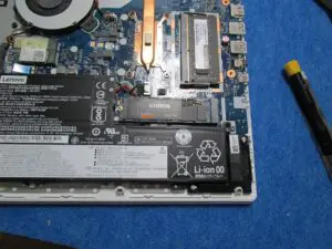 パソコン本体に新しいM.2のSSDを取りつける。