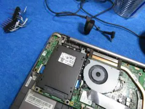 2.5インチのSSDを取り付ける