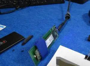 M.2 SSDを外して別のパソコンにつないでいる。