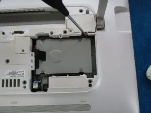 ハードディスクを固定しているネジをはずしている