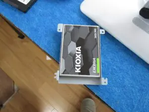 新しいSSDを本体の取りつける為にマンターを付けている
