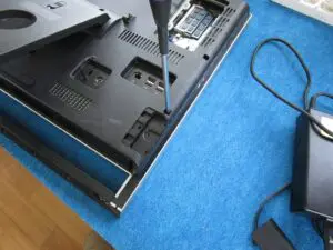裏側のすべてのネジをはずしている