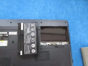 バッテリーを取り外す