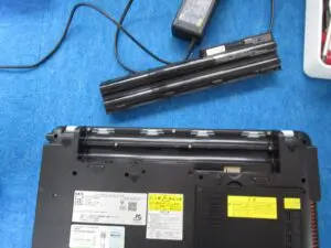 パソコン裏面にしてバッテリーを外した写真