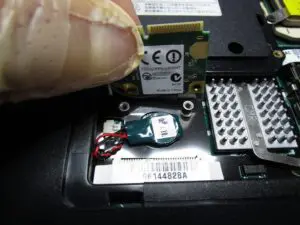WIFIモジュールをめくって、ボタン電池が見える