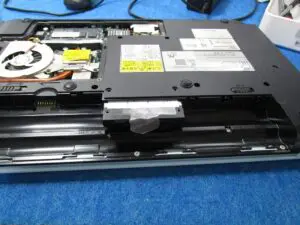 SSDを取り外している写真