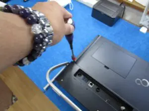 カバー裏面のネジを外している写真