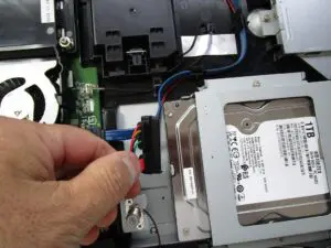 電源ケーブルと通信ケーブルを外している写真