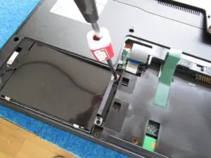 ハードディスクを固定しているネジを外す