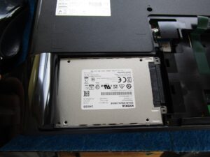 SSDをパソコン本体に取り付ける。