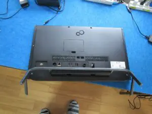 パソコンを裏返す