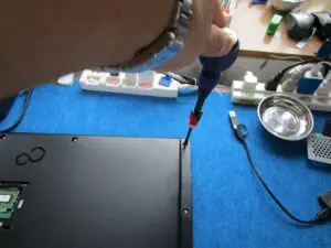裏側の見えるネジを外す