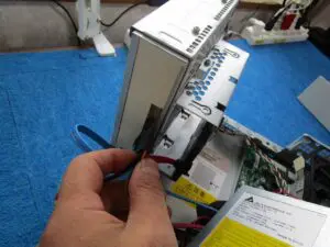 電源BOXを持ち上げる