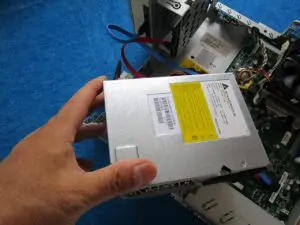 電源ユニットを本体から取り出し中