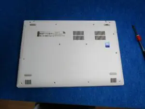パソコンを裏返した写真