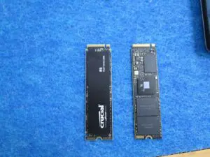 新品のSSDと既存のSSDの写真