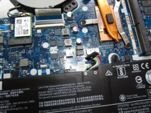 マザーボードに接続されているバッテリーケーブルを外す