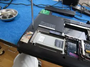 ハードディスクを取り出し最中の写真