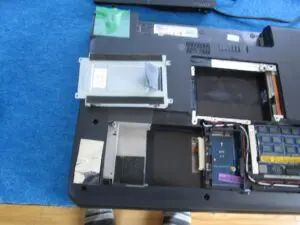 ハードディスクを本体から取り出した写真