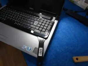 表からキーボード周辺の化粧カバーを外している最中