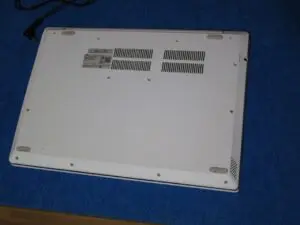 起動が遅いパソコンを裏側にした写真