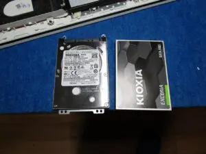 取り外したハードディスクと取り付ける新品のSSD