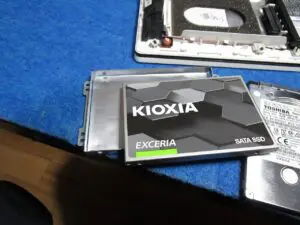 ハードディスクについていた、マウンターをSSDに取り付ける