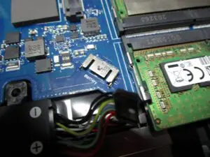 マザーボードからバッテリーコードを外した写真