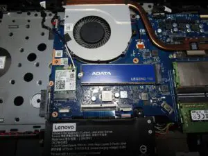新しいSSDを取り付けた写真