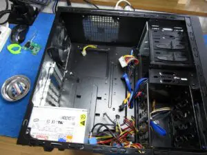 本体から基盤を取り外す