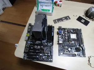 新旧のマザーボードの写真