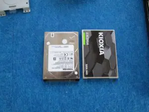 既存のハードディスクと新しいSSDの写真