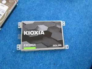 SSDにマウンターを取り付けた写真