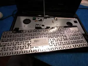 キーボードの止めのラッチを外した写真